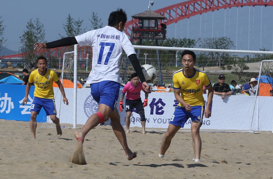 b体育平台-沙滩足球赛，热情洋溢的滨海对决